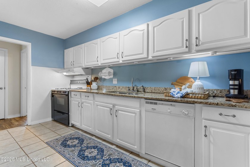 Welcome home to this beautifully maintained one-owner home in - photo 10