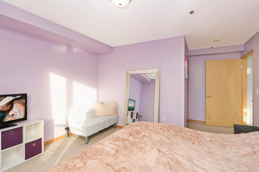 Welcome to unit #702! This top-floor unit offers an open concept - photo 17