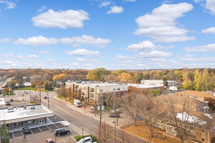 Welcome to unit #702! This top-floor unit offers an open concept - photo 21