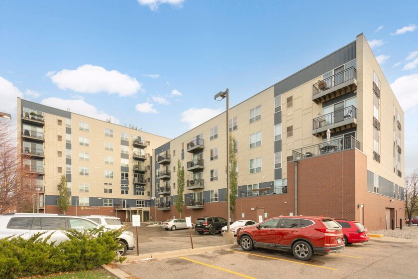 Welcome to unit #702! This top-floor unit offers an open concept - photo 25