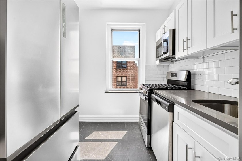 SPONSOR UNIT - NO BOARD APPROVAL - Renovated one-bedroom, one - photo 37