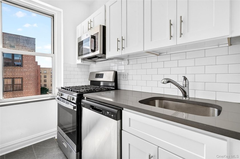SPONSOR UNIT - NO BOARD APPROVAL - Renovated one-bedroom, one - photo 38