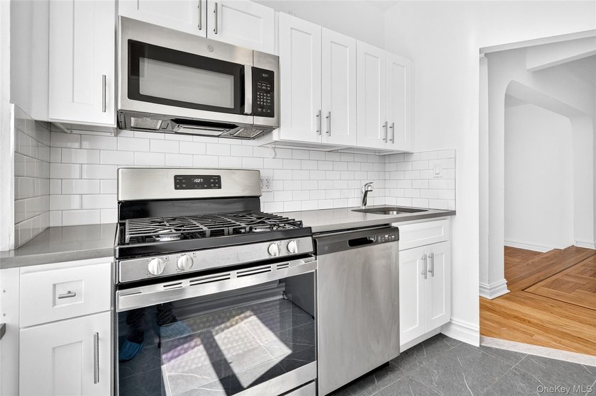 SPONSOR UNIT - NO BOARD APPROVAL - Renovated one-bedroom, one - photo 40