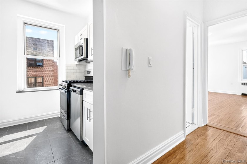 SPONSOR UNIT - NO BOARD APPROVAL - Renovated one-bedroom, one - photo 41