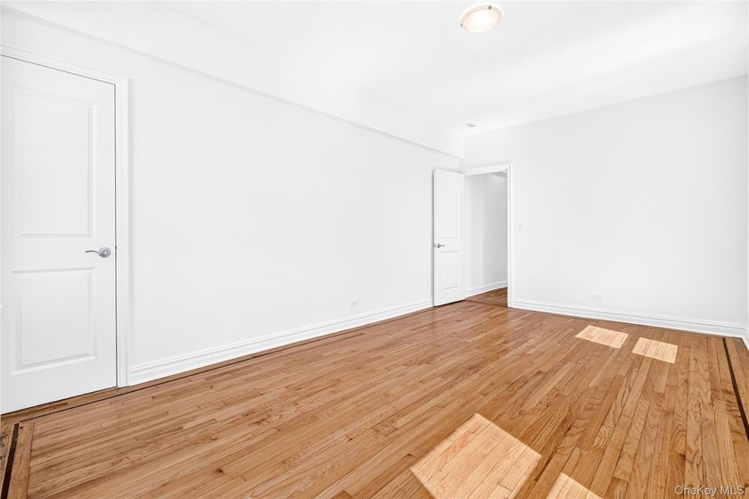 SPONSOR UNIT - NO BOARD APPROVAL - Renovated one-bedroom, one - photo 44