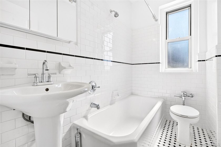 SPONSOR UNIT - NO BOARD APPROVAL - Renovated one-bedroom, one - photo 47