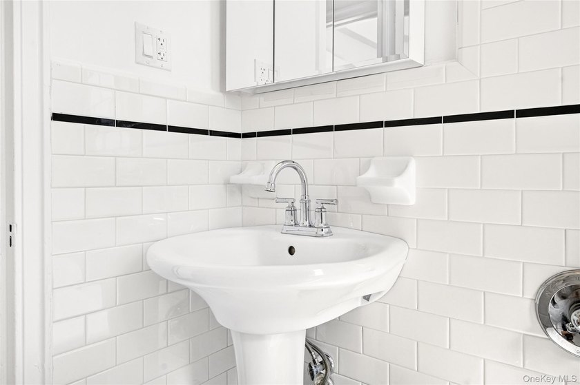 SPONSOR UNIT - NO BOARD APPROVAL - Renovated one-bedroom, one - photo 48
