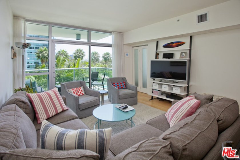 This highly sought-after 2-bedroom, 2.5-bathroom residence - photo 3