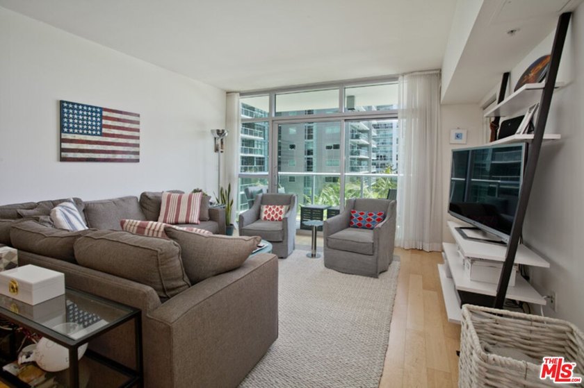 This highly sought-after 2-bedroom, 2.5-bathroom residence - photo 4
