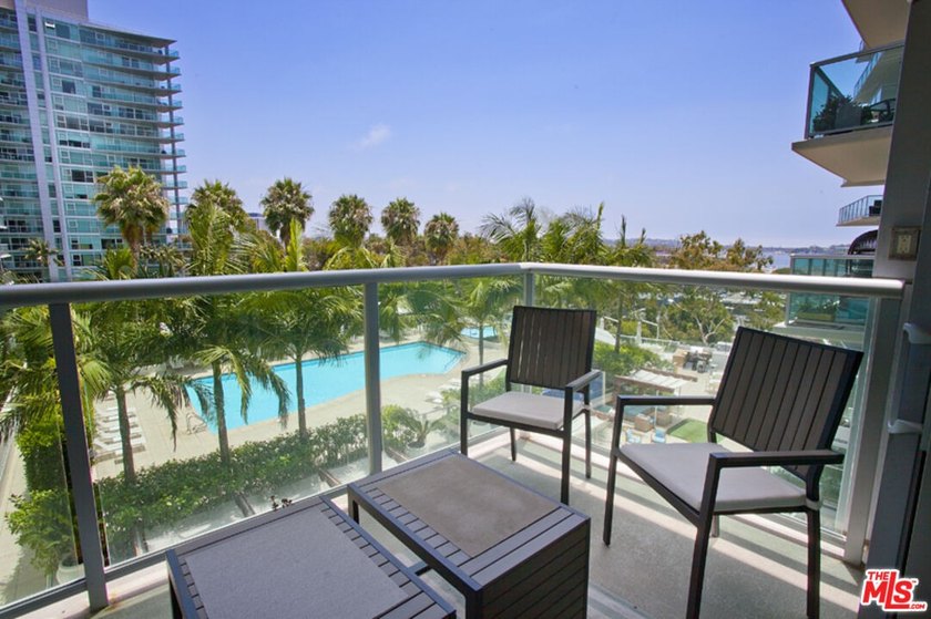 This highly sought-after 2-bedroom, 2.5-bathroom residence - photo 5