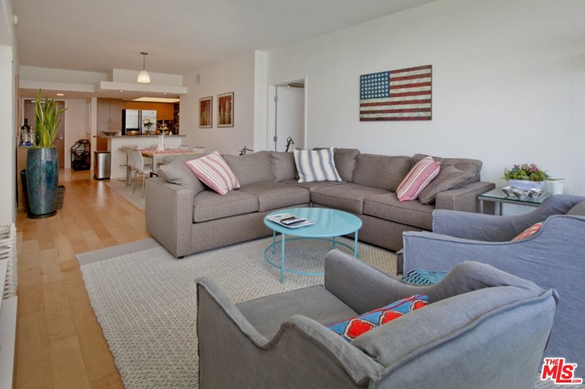 This highly sought-after 2-bedroom, 2.5-bathroom residence - photo 7