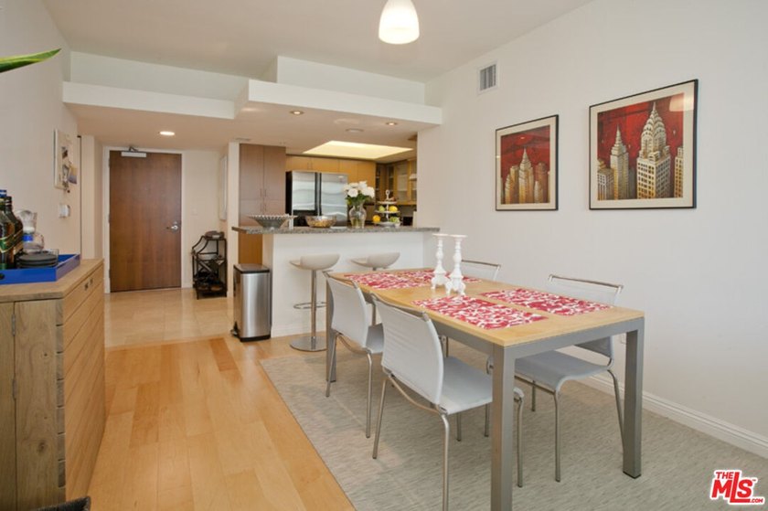 This highly sought-after 2-bedroom, 2.5-bathroom residence - photo 8