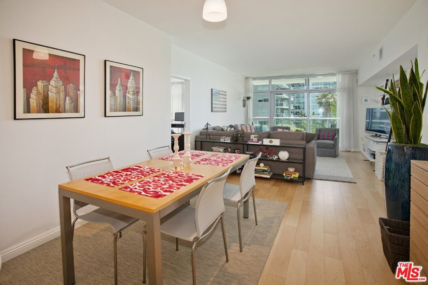 This highly sought-after 2-bedroom, 2.5-bathroom residence - photo 9