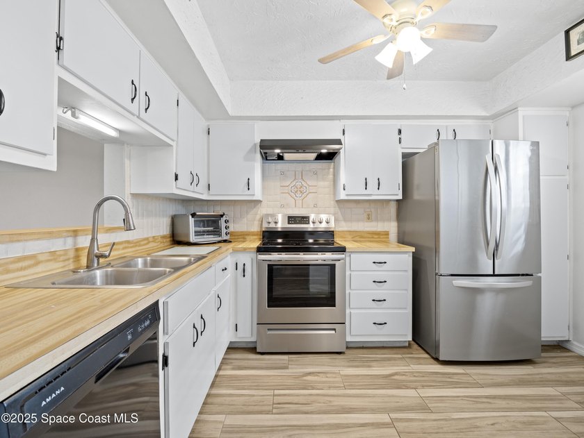 Welcome to this beautifully updated first-floor corner unit in a - photo 7