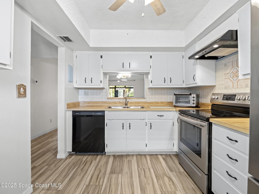 Welcome to this beautifully updated first-floor corner unit in a - photo 8
