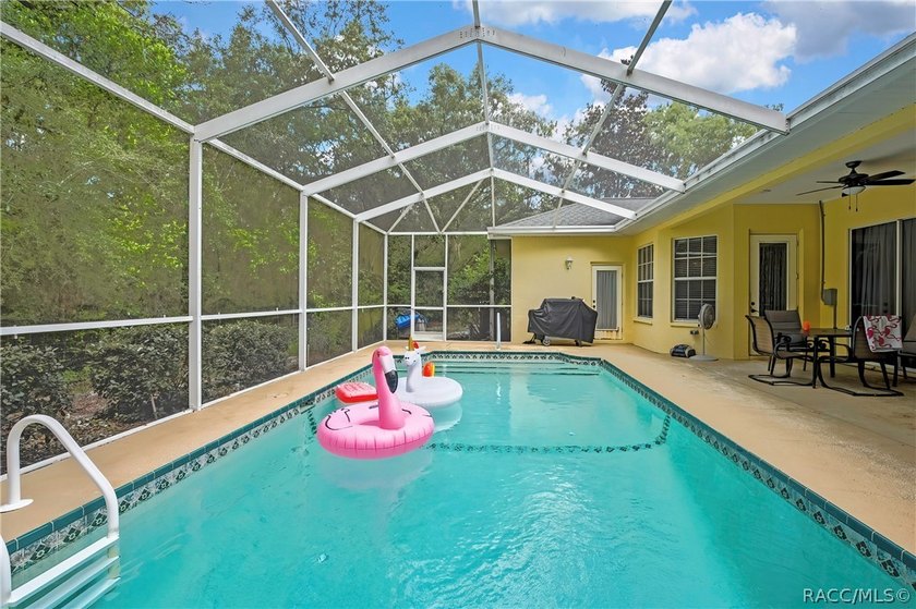 Nestled on a quiet cul-de-sac in the highly sought-after - photo 16