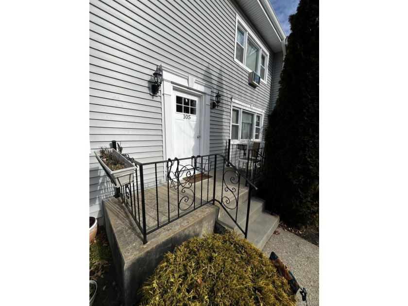Rare Find!! Immaculate First Floor Studio in the Highly Sought - photo 2