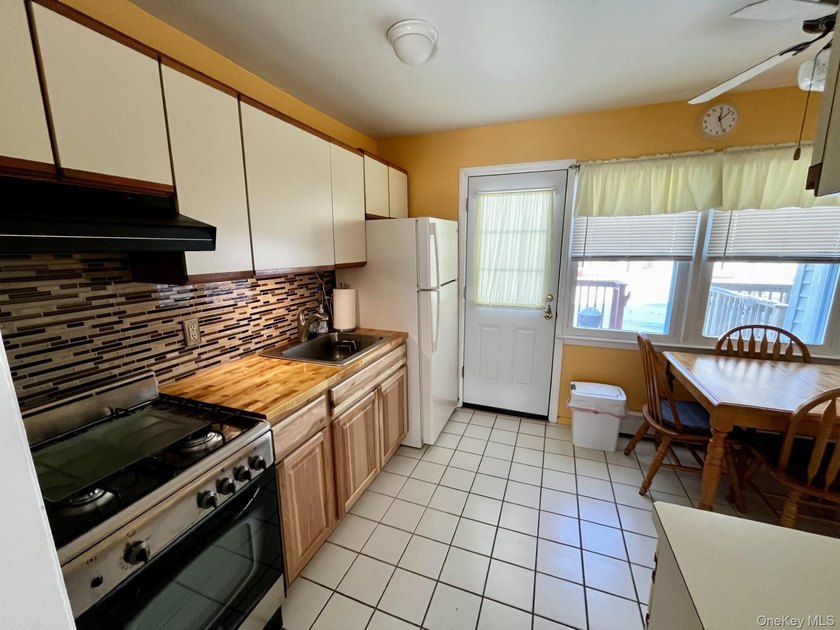 Rare Find!! Immaculate First Floor Studio in the Highly Sought - photo 8