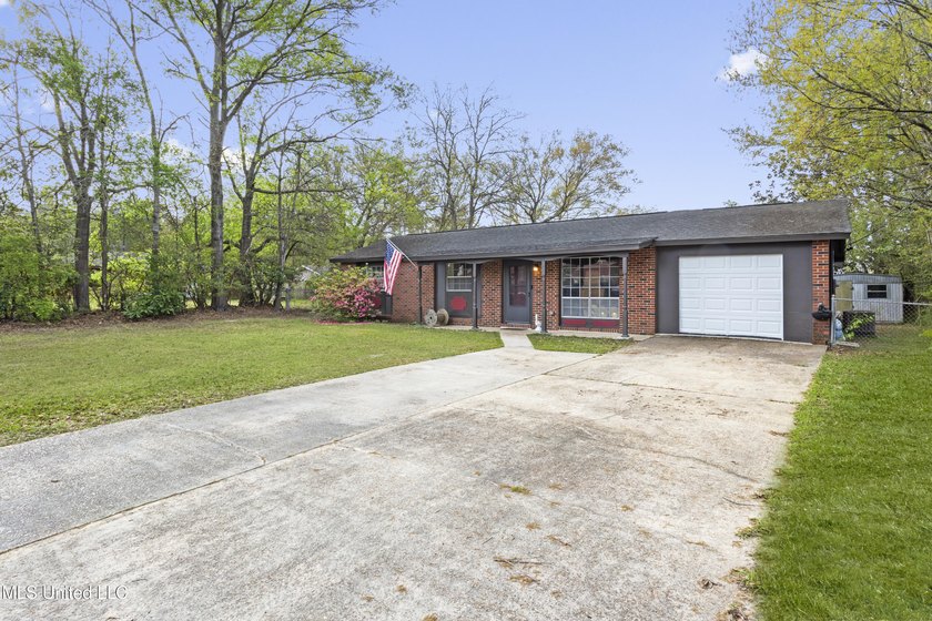 Come check out this quaint, beautifully maintained 3-bedroom - photo 2