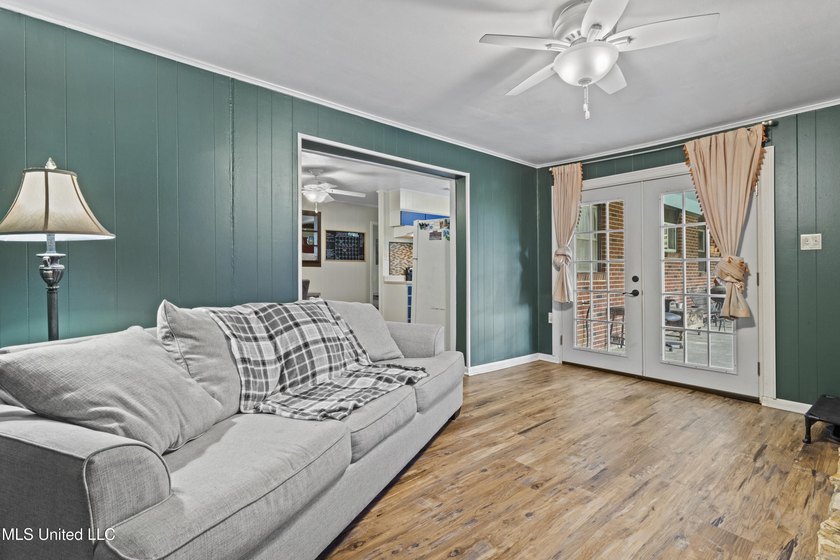 Come check out this quaint, beautifully maintained 3-bedroom - photo 3