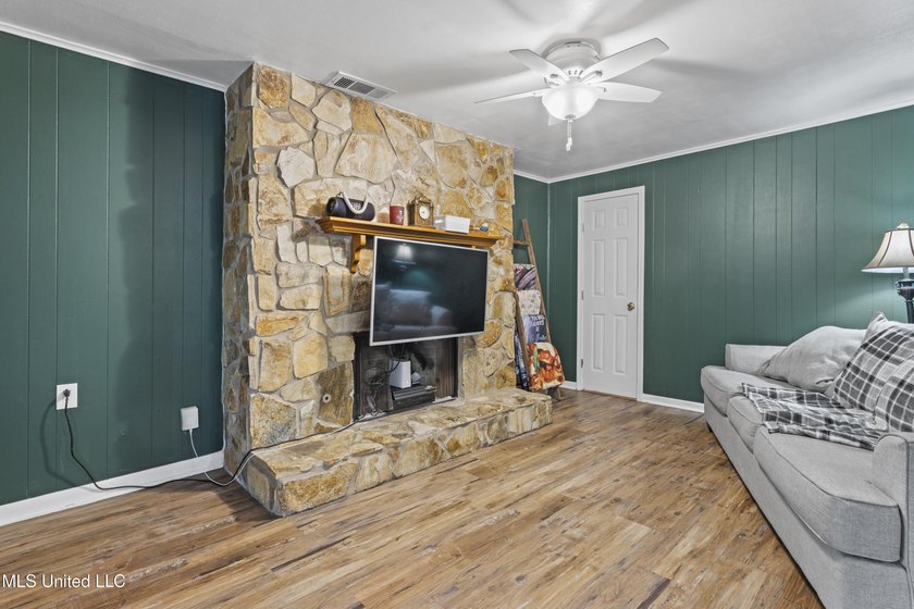 Come check out this quaint, beautifully maintained 3-bedroom - photo 4