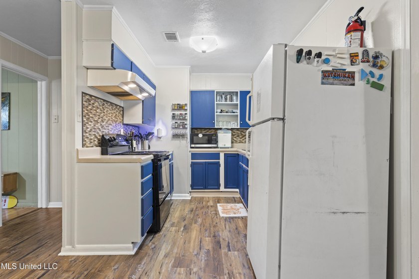 Come check out this quaint, beautifully maintained 3-bedroom - photo 6