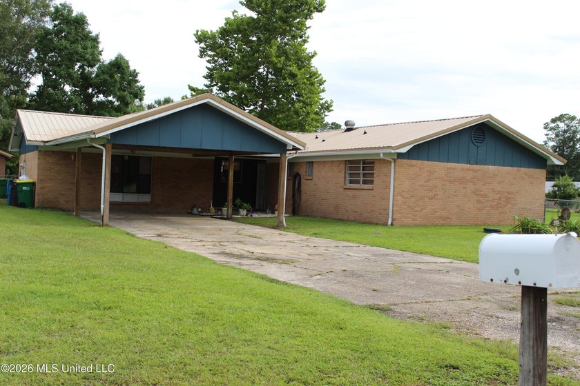 Welcome home to this charming 3 bedroom, 2 bathroom property - photo 3
