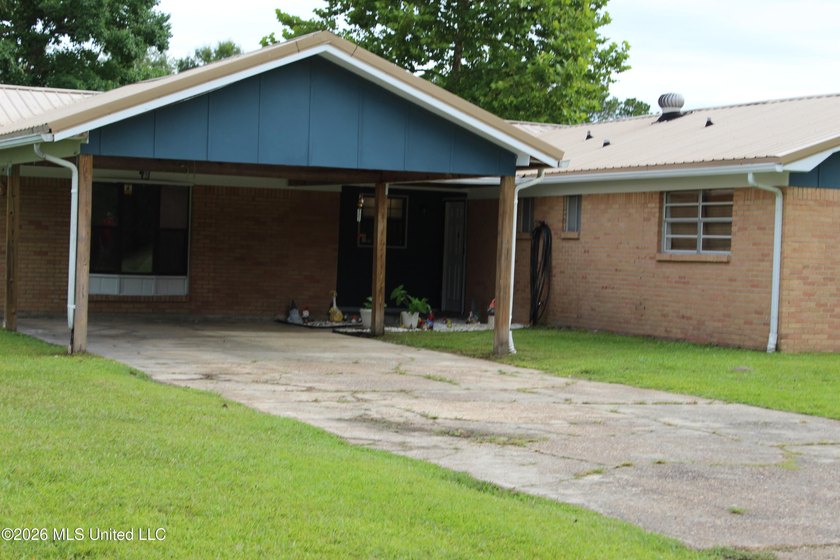 Welcome home to this charming 3 bedroom, 2 bathroom property - photo 4