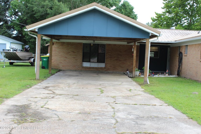 Welcome home to this charming 3 bedroom, 2 bathroom property - photo 5