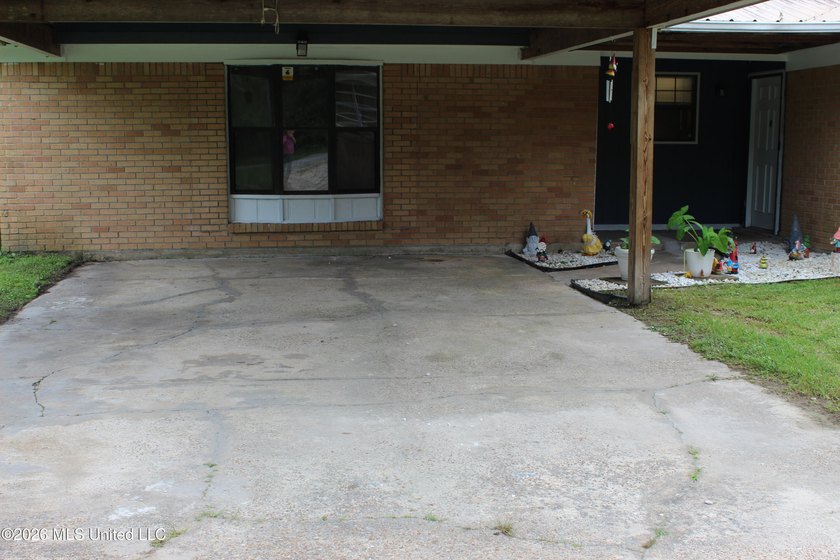 Welcome home to this charming 3 bedroom, 2 bathroom property - photo 6