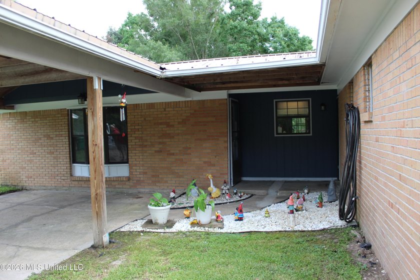 Welcome home to this charming 3 bedroom, 2 bathroom property - photo 7