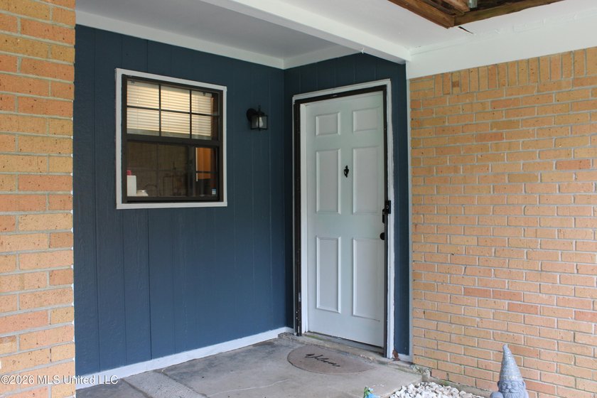 Welcome home to this charming 3 bedroom, 2 bathroom property - photo 9