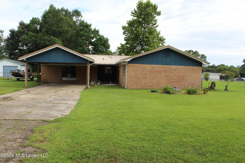Welcome home to this charming 3 bedroom, 2 bathroom property - photo 10