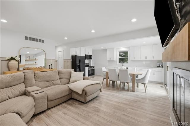 Welcome to this beautifully updated 3-bedroom, 2-bath ranch - photo 8