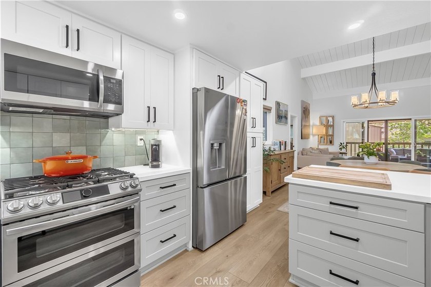 This 3-bedroom, 2-bath upstairs condo is beautifully updated - photo 7