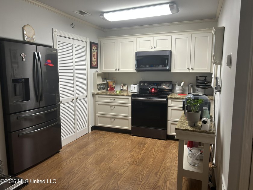 Beautifully maintained and updated home in high and dry area - photo 5