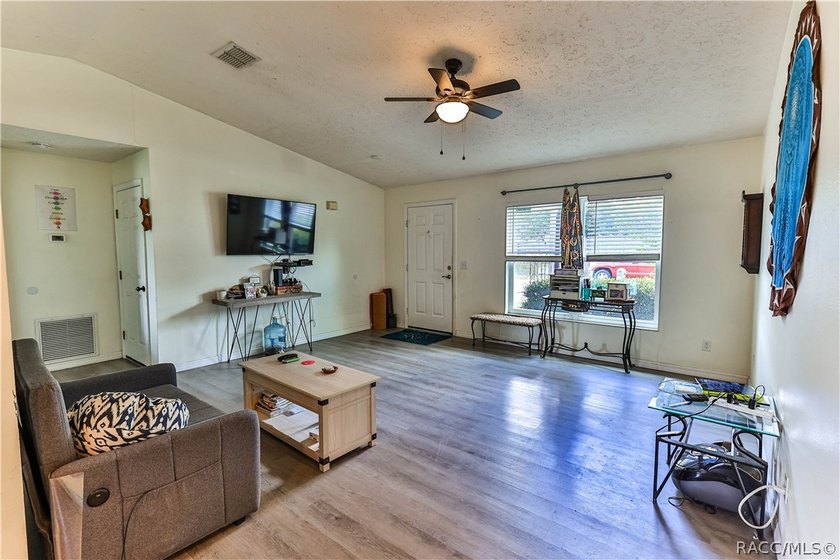 Great price for a great 3-bedroom 2-bath home in Homosassa. The - photo 6