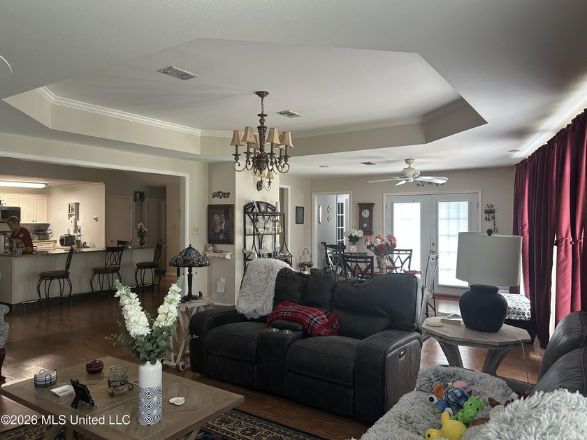 Beautifully maintained and updated home in high and dry area - photo 7