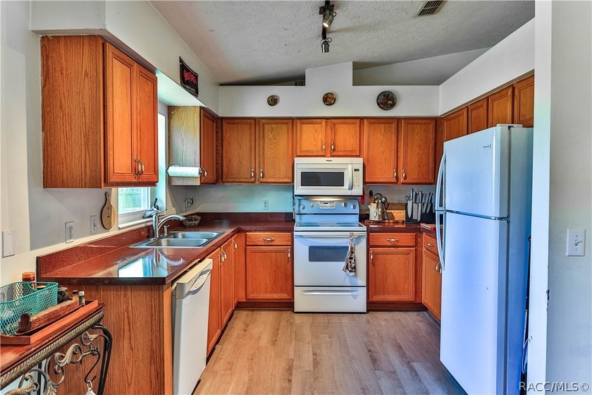 Great price for a great 3-bedroom 2-bath home in Homosassa. The - photo 9