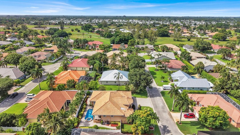 Lovingly maintained this custom built residence offers timeless - photo 2