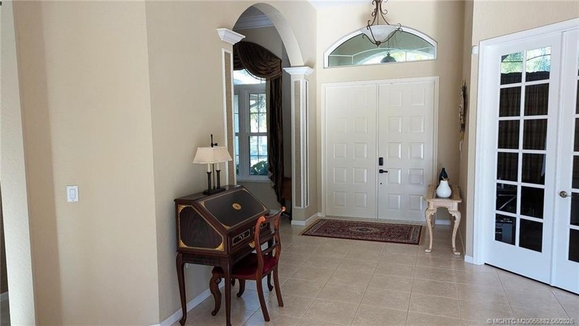 Lovely 4-bedroom, 3-bath, 3-car garage home in the prestigious - photo 5