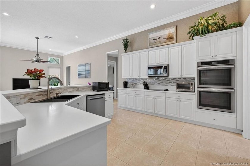Lovely 4-bedroom, 3-bath, 3-car garage home in the prestigious - photo 8