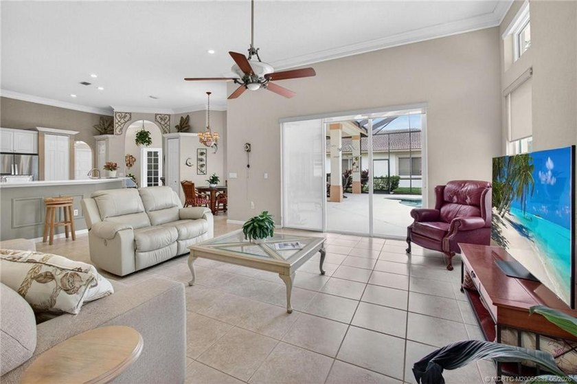 Lovely 4-bedroom, 3-bath, 3-car garage home in the prestigious - photo 10