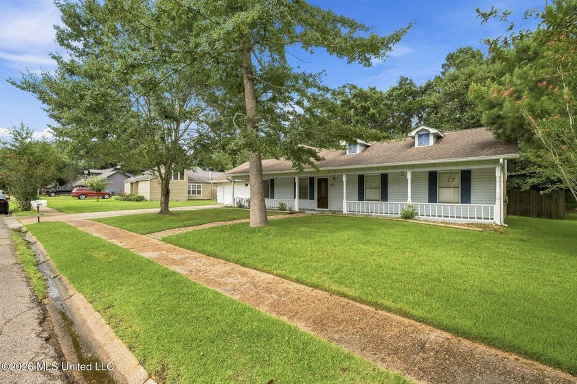 Discover your own private oasis in the charming Heron Bayou - photo 3