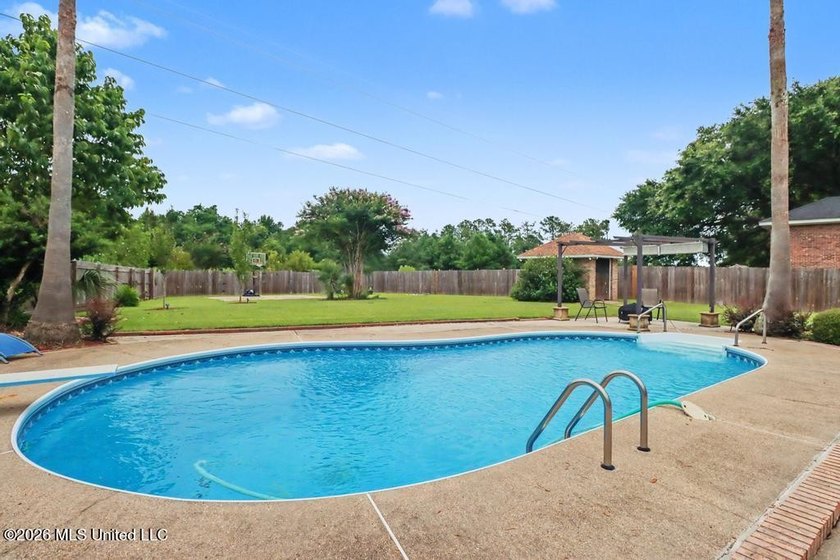 Beautiful home in the desirable Riverwalk Subdivision featuring - photo 4