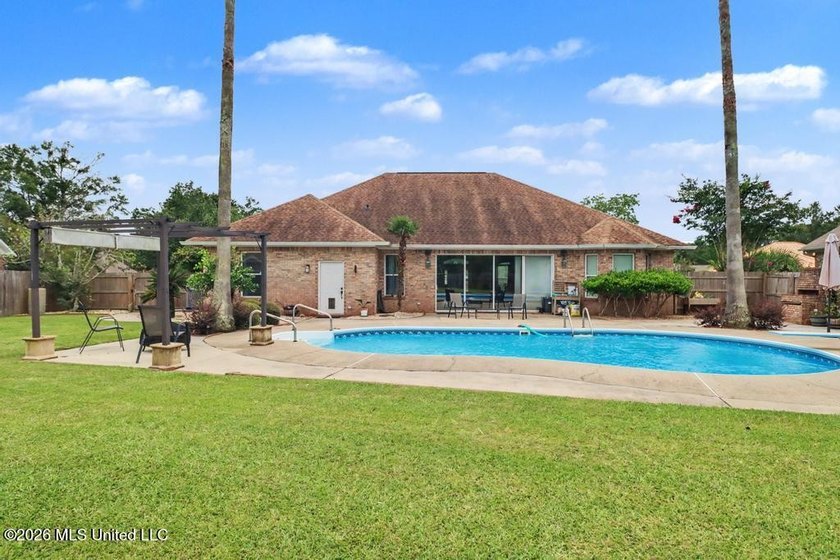 Beautiful home in the desirable Riverwalk Subdivision featuring - photo 6