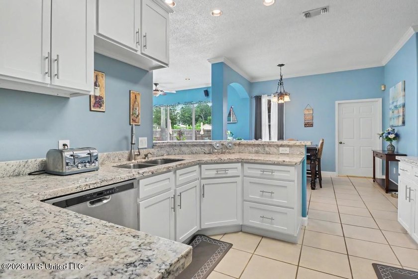 Beautiful home in the desirable Riverwalk Subdivision featuring - photo 9