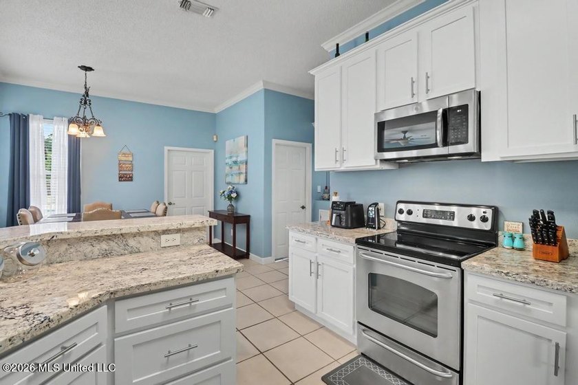 Beautiful home in the desirable Riverwalk Subdivision featuring - photo 10
