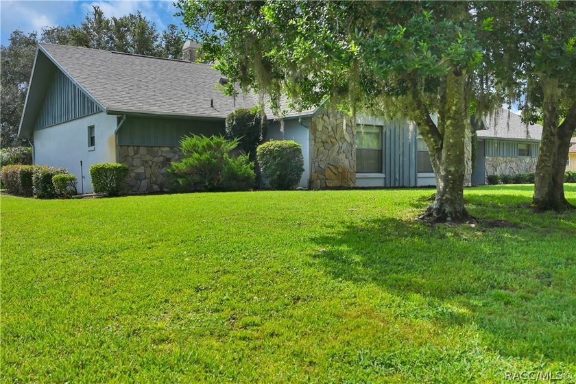 A MUST see... A rare find! This spacious charming 1986-built one - photo 2