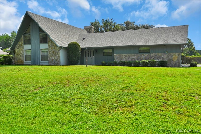 A MUST see... A rare find! This spacious charming 1986-built one - photo 3